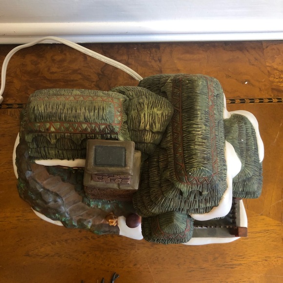 Dept. 56 Heritage Village Collection "Crooked Fence Cottage" Porcelain House - Picture 6 of 7